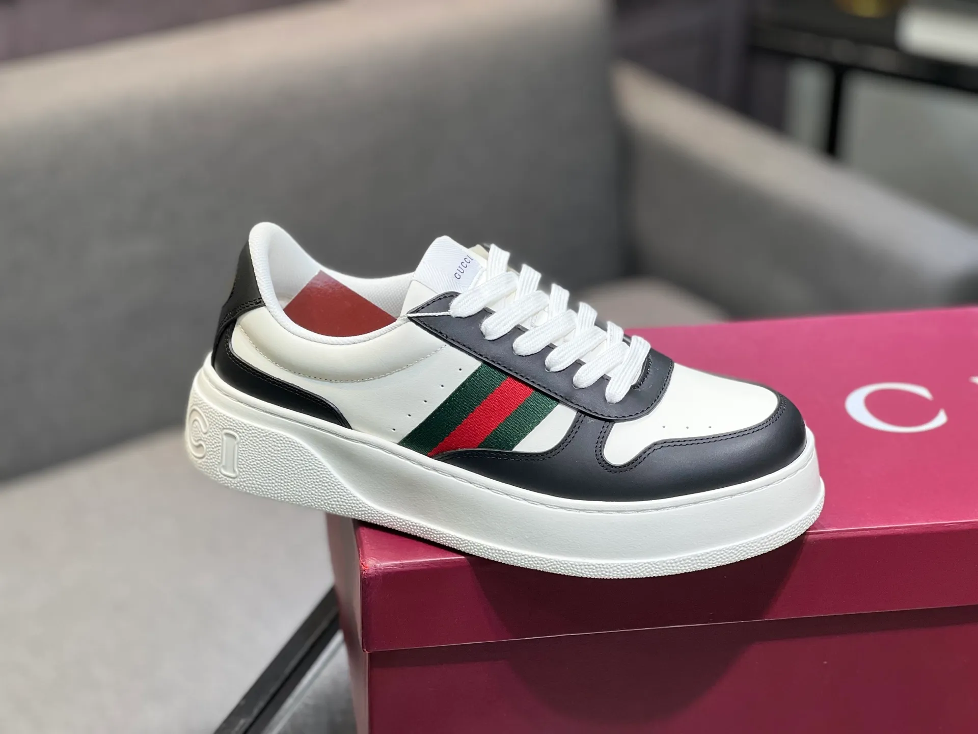 Men's men's shoes💰640 Gucci counter's latest couple's biscuit shoes‼ ️ 👑Purchasing agent level Gucci’s latest IP lightweight thick-soled white shoes can be put on your feet in seconds**4CM! ! Simple, easy to match and full of retro charm ~ the latest anti-counterfeiting cloth label on the tongue. And with electronic chip anti-counterfeiting.   The upper is made of imported environmentally friendly water-dyed calfskin, with a +1:1 fly-woven mesh surface to absorb sweat and an inner lining! Fly-knitted leather molded latex insole. Original IP lightweight outsole, one-piece injection molding, super comfortable and elastic, size: female 35-40 (female 41 customized) male 39-44 (male 38.45 46 customized)